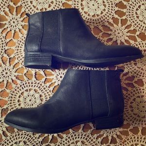 ✨Nine West leather Chelsea booties